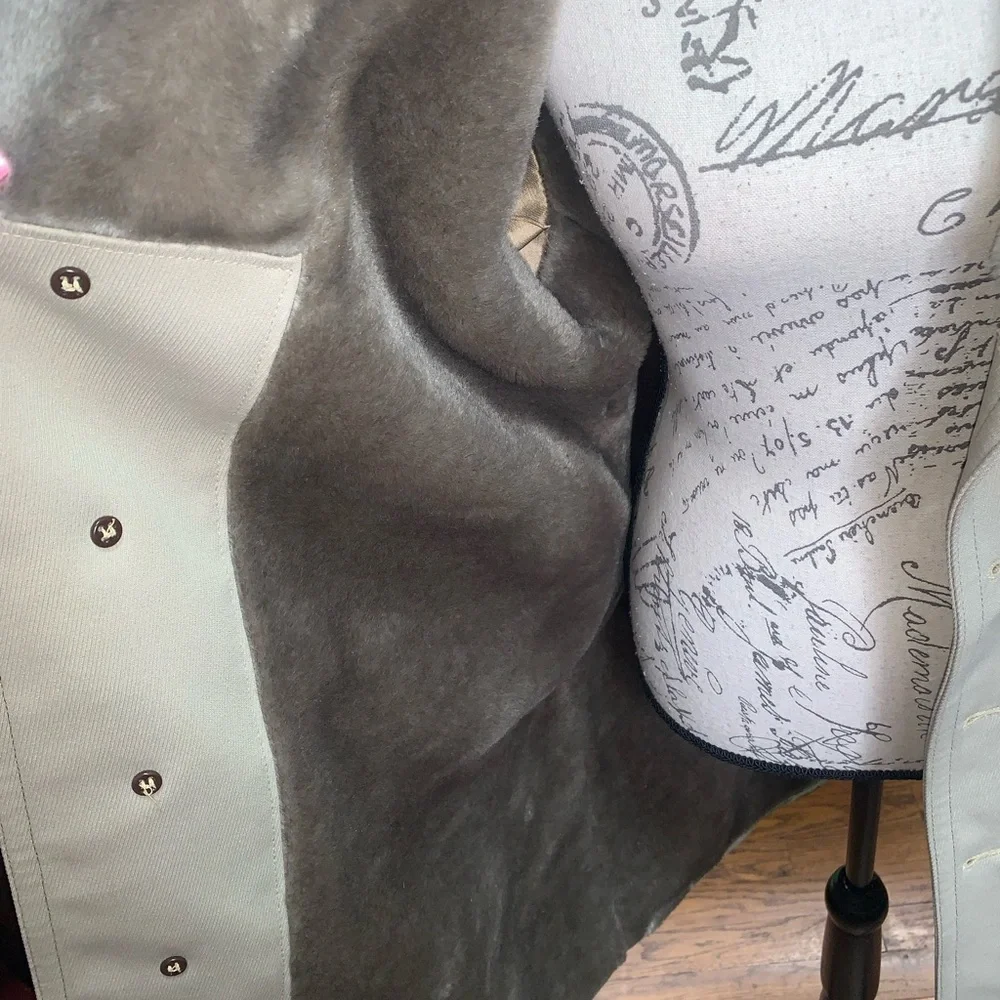 Elegant Gray Coat with Faux Fur Collar - Picture 5 of 7